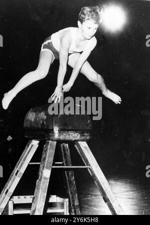 Stoccolma Svezia sorvolando il peso durante una lezione di ginnastica è il principe ereditario Carl Gustaf di Svezia . In una mostra alla Broms School . 30 marzo 1958 Foto Stock