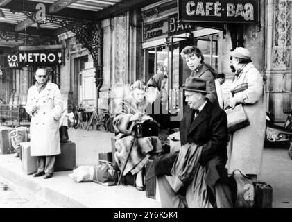 Parigi Francia. Visitatore britannico bloccato a Parigi da sinistra a destra la signora Louise Kirk , di Wembley Park , Londra ; il signor e la signora H Crocker e la loro figlia , di Southampton , in attesa alla Gare De Lyon sperando di recarsi in Riviera a causa dello sciopero di un milione di dipendenti statali di 24 ore quasi tutti i servizi pubblici erano in stallo . Aprile 1958 Foto Stock