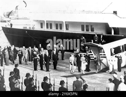 Amsterdam Paesi Bassi visita di stato di tre giorni la Regina Elisabetta II e il Principe Filippo . Imbarcati sul Royal Yacht ' Britannia ' (visto in sottofondo ) prima di partire per Home la Regina Elisabetta II e il Principe Filippo in piedi in gangplank con la Regina Giuliana , il Principe Bernardo , la Principessa Beatrice e la Principessa Irene come inni nazionali sono suonati . 27 marzo 1958 Foto Stock