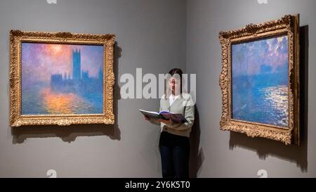 Londra, Regno Unito. 26 settembre 2024. L) «Houses of Parliament», 1904, in occasione di una fotochiamata presso la Courtauld Gallery per «Monet and London. Vedute del Tamigi, dipinti impressionisti dell'artista Claude Monet del centro di Londra. Esposto a Parigi nel 1904, Monet voleva esporre queste opere a Londra, ma il progetto fallì, quindi questa è la prima volta che i dipinti vengono visti insieme nel Regno Unito e a soli 300 metri dal Savoy Hotel, dove molti sono stati dipinti. Lo spettacolo si svolge dal 27 settembre al 19 gennaio 2025. Crediti: Stephen Chung / Alamy Live News Foto Stock