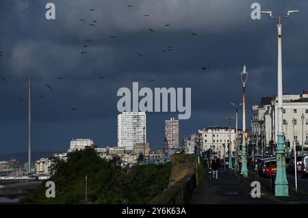 Brighton Regno Unito 15 settembre 2024 - nuvole di tempesta buia sopra il centro di Brighton questa mattina durante un mix di sole, vento e pioggia così pesanti con avvisi di pioggia emessi per parti della Gran Bretagna oggi: Credit Simon Dack / Alamy Live News Foto Stock