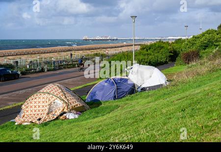 Brighton Regno Unito 15 agosto 2024 - le tende al Dukes Mound vicino a Brighton Marina sono colpite da forti venti, mentre sono stati emessi avvisi di pioggia pesante per alcune parti della Gran Bretagna: Credit Simon Dack / Alamy Live News Foto Stock