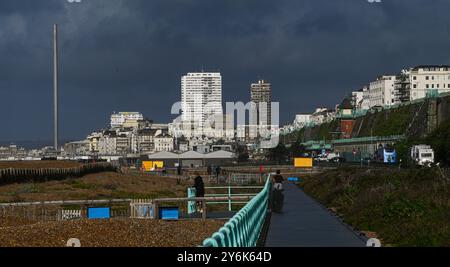 Brighton Regno Unito 15 settembre 2024 - nuvole di tempesta buia sopra il centro di Brighton questa mattina durante un mix di sole, vento e pioggia così pesanti con avvisi di pioggia emessi per parti della Gran Bretagna oggi: Credit Simon Dack / Alamy Live News Foto Stock