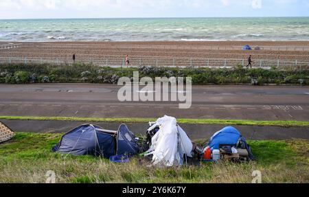 Brighton Regno Unito 15 settembre 2024 - le tende di Dukes Mound vicino a Brighton Marina sono colpite da forti venti, mentre per alcune parti della Gran Bretagna sono stati emessi avvisi di pioggia pesante : Credit Simon Dack / Alamy Live News Foto Stock