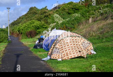 Brighton Regno Unito 15 settembre 2024 - le tende di Dukes Mound vicino a Brighton Marina sono colpite da forti venti, mentre per alcune parti della Gran Bretagna sono stati emessi avvisi di pioggia pesante : Credit Simon Dack / Alamy Live News Foto Stock