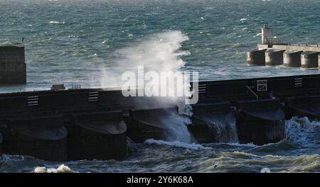 Brighton Regno Unito 15 settembre 2024 - le onde si schiantano sopra Brighton Marina durante una mattinata di forti venti, pioggia e sole, mentre per alcune parti della Gran Bretagna sono stati emessi avvisi di pioggia pesante: Credit Simon Dack / Alamy Live News Foto Stock