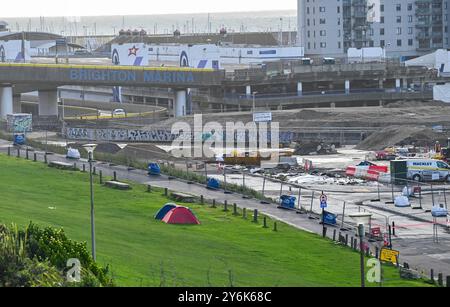 Brighton Regno Unito 15 settembre 2024 - le tende di Dukes Mound vicino a Brighton Marina sono colpite da forti venti, mentre per alcune parti della Gran Bretagna sono stati emessi avvisi di pioggia pesante : Credit Simon Dack / Alamy Live News Foto Stock