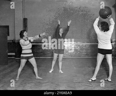 Al Mayfair Gymnasium , 204a Great Portland Street , dove molte donne ben note stanno frequentando corsi di pugilato . La signora Hilda Glyder ( maglione spogliato ) , la signora Jack Hylton ( costume nero ) e la signora Harry Stanley tre appassionati . 15 agosto 1931 Foto Stock