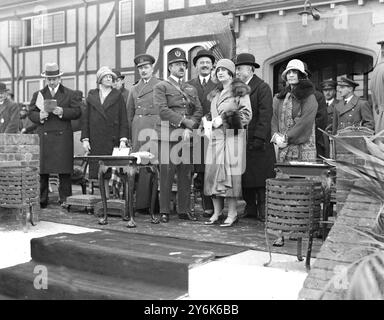 Il re e la regina dell'Afghanistan assistono alla mostra aerea a Hendon . 17 maggio 1928 Foto Stock