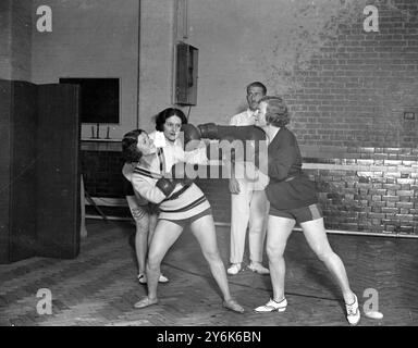 Al Mayfair Gymnasium , 204a Great Portland Street , dove molte donne ben note stanno frequentando corsi di pugilato . La signora Hilda Glyder ( maglione spogliato ) , la signora Jack Hylton ( costume nero ) e la signora Harry Stanley tre appassionati . 15 agosto 1931 Foto Stock