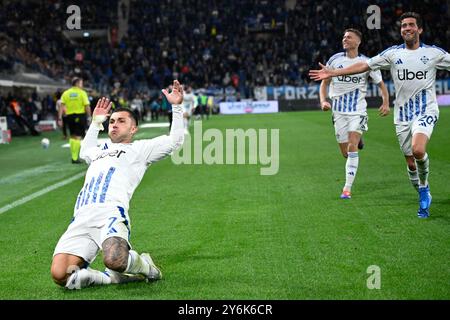 Gabriel Strefezza del Como calcio festeggia dopo un gol durante la partita di calcio di serie A tra IAtalanta BC e calcio Como il 24 settembre 2024 allo stadio Gewiss di Bergamo Foto Stock