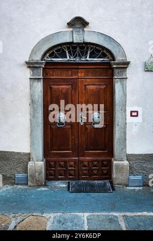 Autunno in Val Degano. Ovaro e i suoi caratteristici borghi. La casa con cento finestre Foto Stock