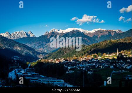 Autunno in Val Degano. Ovaro e i suoi caratteristici borghi. La casa con cento finestre Foto Stock