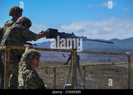I membri della Guardia Costiera Port Security 311 conducono addestramento alle armi presso un poligono di tiro di Camp Pendleton in California, sabato 21 settembre 2024. Membri o Foto Stock