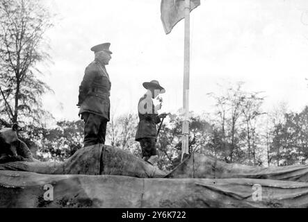 Il raduno dei boy scout al Palazzo Alexandra. Il Principe di Galles tiene il suo discorso attraverso un trasmettitore. 6 ottobre 1922 Foto Stock