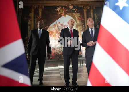 (Da sinistra a destra) il Segretario alla difesa degli Stati Uniti Lloyd Austin, il Segretario alla difesa John Healey e il Ministro della difesa australiano Richard Marles durante la riunione dei Ministri della difesa AUKUS presso l'Old Royal Naval College di Greenwich, Londra. Data foto: Giovedì 26 settembre 2024. Foto Stock