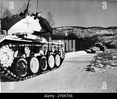 Norvegia la Sesta Divisione di Fanteria norvegese sulle manovre chiamata ' esercitazione Re uomini ' in Norvegia a nord del Circolo Artico . Carri armati nell'area del ponte di Salangen. 25 marzo 1958 Foto Stock