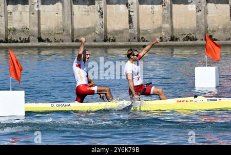 Jaime duro (ESP) e Oscar Grana (ESP) festeggiano il traguardo nella gara di lunga distanza C2 Men Senior durante i Campionati del mondo di maratona di canoa 2024 sul fiume Neretva a Metkovic, Croazia. Foto Stock