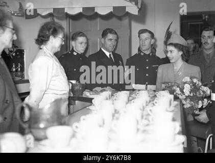 La Principessa Elizabeth apre il nuovo Chevrons Club in Dorset Square, fondato per gli ufficiali attuali e sottufficiali delle forze armate. Nella foto si beveva il tè pomeridiano con il presidente del club, il signor Edward Terrell, il Recorder di Newbury e i capi dei servizi. 3 febbraio 1948 ©TopFoto Foto Stock