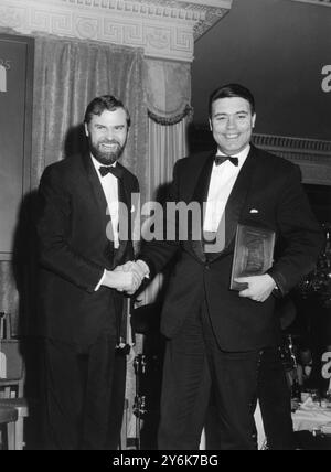 Gli sceneggiatori Ray Galton (a sinistra) e Alan Simpson si congratulano a vicenda alla cena Screen Writers Guild Award al Dorchester Hotel di Londra, dove hanno ricevuto da Lord Willis , il premio per la serie britannica Light Entertainment o seriale, dal vivo o filmato, il 12 marzo 1964 Foto Stock