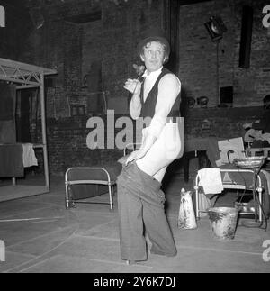 Catturato con i pantaloni giù è l'attore Joss Ackland che interpreta il ruolo di Scrofulovsky in Pantomime the Bed Bug di Mayakovsky al Mermaid Theatre Puddle Dock febbraio 1962 Foto Stock