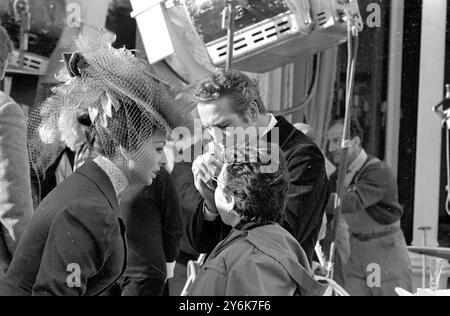 St Jean Cap Ferrat , Costa Azzurra attrice italiana Sophia Loren con il co-protagonista Paul Newman durante le riprese di ' Lady l' ' al Museo Ile De Fance. 17 febbraio 1965 Foto Stock