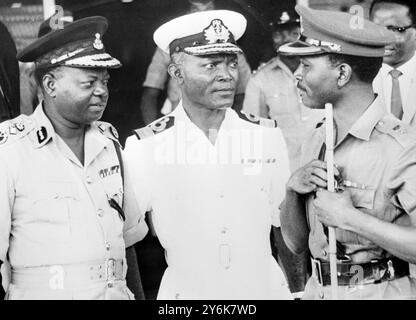 Lagos Nigeria leader nigeriano tenente colonnello Yakubu Gowan ( a destra ) parla con S . O . Wey , capo della Marina nigeriana e Alhaji Cam Salem , capo della polizia nigeriana a seguito di disordini e violenze nella Nigeria settentrionale. 8 ottobre 1966 nella sua nuova uniforme come maggior generale. 25 luglio 1967 Foto Stock