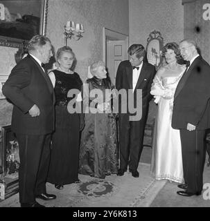 JFK - Irlanda, Dublino, nella residenza ufficiale L-R - il Premier Sean Lemass e sua moglie; la signora de Valera, JFK; la signora Eunice Shriver (sorella di JFK) e il presidente de Valera. 28 giugno 1963 Foto Stock