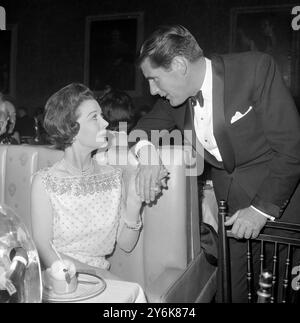 L'attrice Vivien Leigh con il regista inglese Peter Guenville durante una festa per Vivien a New York, 21 aprile 1960 Foto Stock