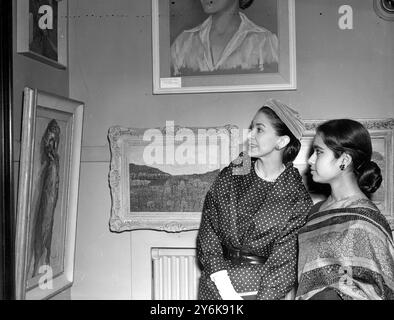 Dame Margot Fontaine con Naz Ikramoullah Paki dall'Indonesia che guardano intorno alla mostra d'arte dei membri del London Corps Diplomatique a Leighton House Holland Park Road 12 febbraio 1958 Foto Stock