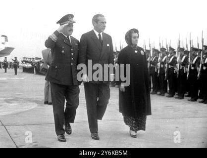 Santiago, Cile: Indira Gandhi, Premier indiano, ispeziona la guardia d'onore al suo arrivo all'aeroporto di Pudahuel per la sua visita in Cile. Con lei ci sono il ministro degli Esteri del Cile Gabriel Valdes (centro) e il comandante dell'aeronautica, il generale Julio De la Fuente. 8 ottobre 1968 Foto Stock