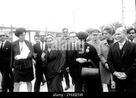 Santiago, Cile: La signora Indira Gandhi ondeggia alla folla durante una visita alla scuola professionale della Repubblica dell'India durante la sua visita in Cile. Nascosto dietro la sua mano c'è Maximo Pacheco, ministro dell'istruzione del Cile, mentre a destra c'è il preside della scuola Josefina Soto Silva. Il primo ministro indiano è in viaggio in Sud America. 8 ottobre 1968 Foto Stock