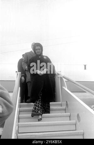 Santiago, Cile: La signora Indira Gandhi, Premier indiano, è arrivata qui all'aeroporto di Pudahuel per la sua visita in Cile. 8 ottobre 1968 Foto Stock