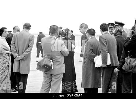 Santiago, Cile: Indira Gandhi, Premier indiano, ispeziona la guardia d'onore al suo arrivo all'aeroporto di Pudahuel per la sua visita in Cile. Con lei ci sono il ministro degli Esteri del Cile Gabriel Valdes (centro) e il comandante dell'aeronautica, il generale Julio De la Fuente. 8 ottobre 1968 Foto Stock