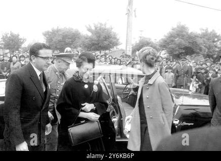 Santiago, Cile: Indira Gandhi durante una visita alla Scuola professionale della Repubblica dell'India durante la sua visita in Cile. Maximo Pacheco, ministro dell'istruzione e della destra del Cile, è il preside della scuola Josefina Soto Silva. Il primo ministro indiano è in viaggio in Sud America. 8 ottobre 1968 Foto Stock