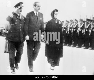 Santiago, Cile: Indira Gandhi, Premier indiano, ispeziona la guardia d'onore al suo arrivo all'aeroporto di Pudahuel per la sua visita in Cile. Con lei ci sono il ministro degli Esteri del Cile Gabriel Valdes (centro) e il comandante dell'aeronautica, il generale Julio De la Fuente. 8 ottobre 1968 Foto Stock