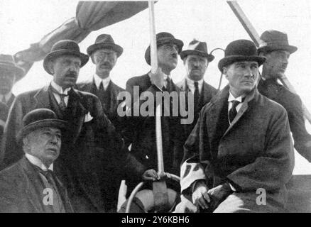 "Bowlers" e Trilbys, come "berretti da diporto" nella Turchia occidentale: Mustapha Kemal Pasha (primo piano di destra) con un gruppo di politici a bordo di uno yacht 26 dicembre 1925 Foto Stock