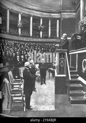 Il presidente americano Woodrow Wilson alla camera dei deputati francese. Da sinistra a destra M. Dubost, Presidente Poincare , e Georges Clemenceau febbraio 1919 Foto Stock