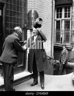 M. Paderewski, il famoso pianista, è stato ospite d'onore a un pranzo del London Press Club lunedì. Arrivo di M. Paderewski. 13 luglio 1925 Foto Stock