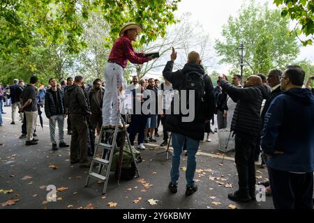 Un predicatore cristiano, Speakers' Corner, Hyde Park, Londra. Speakers' Corner è un luogo all'aperto dove le persone vanno a dare voce alle loro opinioni. Le persone possono spea Foto Stock