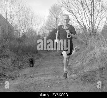 Trevor Davis (Sunnydene, Sudbrooke Lane. (Petersham), 71 anni, si allena per partecipare al campionato di fondo di 16 miglia a Richmond Park. 19 gennaio 1938 Foto Stock