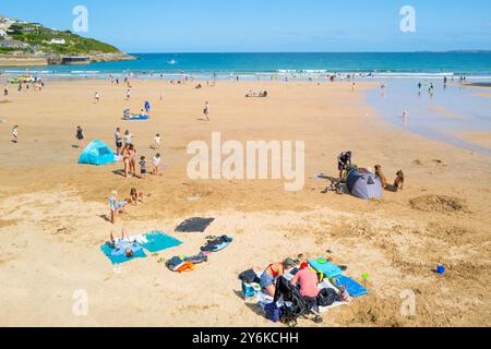 I turisti si rilassano e si godono il sole estivo a Towan Beach a Newquay in Cornovaglia nel Regno Unito, in Europa. Foto Stock