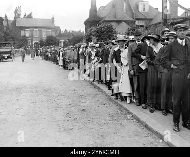 Campionato di tennis su prato a Wimbledon. La coda è in attesa dell'ingresso il 28 luglio 1919 Foto Stock