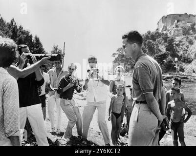 13 agosto 1959 - Cap Benat , Francia, sulla spiaggia di Cabasson , re Baudouin del Belgio sorprende i fotografi della stampa che scattano primi piani con teleobiettivi mentre aspettano l'annuncio di un fidanzamento con la Principessa Maria Teresa di Borbone Parma, per poi scoprire che è stato abbandonato per il momento. Credito: TopFoto.co.uk Foto Stock