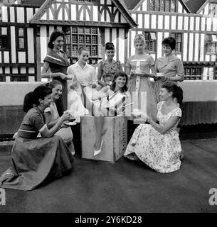 Janet o'Mahoney, ballerina del Palladium londinese seduta su una cassa da tè, ha scelto il tetto del teatro per la sua festa di ventunesimo compleanno con altre ragazze della compagnia danzante, il tè è stato preso sulla prima britannica Vaudeville House ' Tea Girl ' 17 luglio 1959 Foto Stock