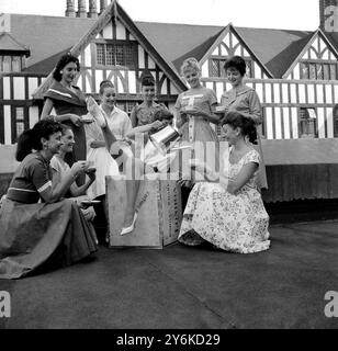 Janet o'Mahoney, ballerina del Palladium londinese seduta su una cassa da tè, ha scelto il tetto del teatro per la sua festa di ventunesimo compleanno con altre ragazze della compagnia danzante, il tè è stato preso sulla prima britannica Vaudeville House ' Tea Girl ' 17 luglio 1959 Foto Stock