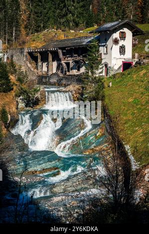 Autunno in Val Degano. Ovaro e i suoi caratteristici borghi. La casa con cento finestre Foto Stock