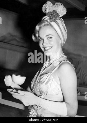 Shirley Eaton con un copricapo piumato e fruttato (17 anni) e il più giovane interprete che partecipa al Royal Variety Show - 1 novembre 1954. ©TopFoto Foto Stock