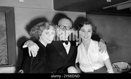 Il comico Arthur Askey è entrato nella foto con Wynne Bainbridge (a sinistra) di Selby e Hilda Copeland di York durante la prova generale per la Royal Varity Performance che si terrà al London Palladium - 1 novembre 1954. ©TopFoto Foto Stock