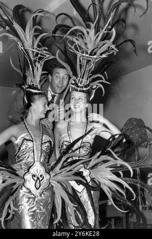 Il comico Frankie Howerd, protagonista dello spettacolo, fa conoscenza con due ragazze durante le prove al Prince of Wales Theatre per la prossima rivista Folies Bergere PERDONO IL MIO FRANCESE. A sinistra si trova June Garden of Bournemouth e a destra Edmee Kingsmill di Londra. Frankie e le ragazze appariranno a partire dal 24 settembre - foto scattata il 20 settembre 1953. ©TopFoto Foto Stock